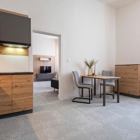 Alure Residences 10 - 24H Self Check-In & Private Parking Next To The Apartment Building Included, City Center Right On Snp Square In A Quiet Passage, New Building, Best Deal In Town Banská Bystrica Exterior foto