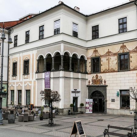 Alure Residences 10 - 24H Self Check-In & Private Parking Next To The Apartment Building Included, City Center Right On Snp Square In A Quiet Passage, New Building, Best Deal In Town Banská Bystrica Exterior foto